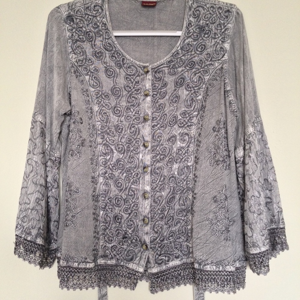 THE OM COMPANY-Gray Boho Embroidered Lace Top